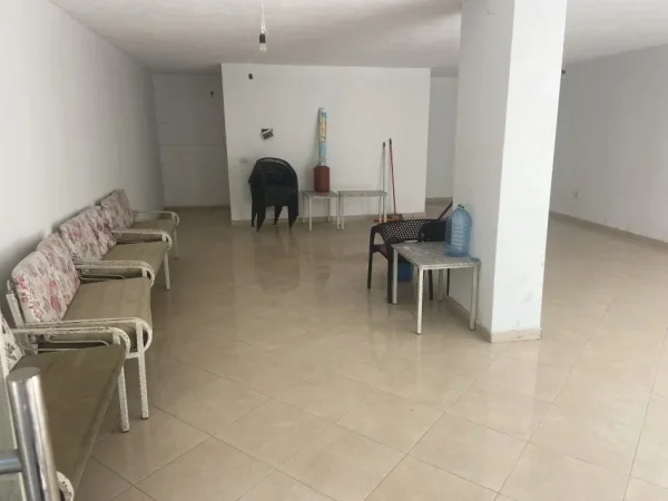 Tirane, jap me qera ambjent biznesi Kati 0, 80 m² 450 Euro (don bosko)