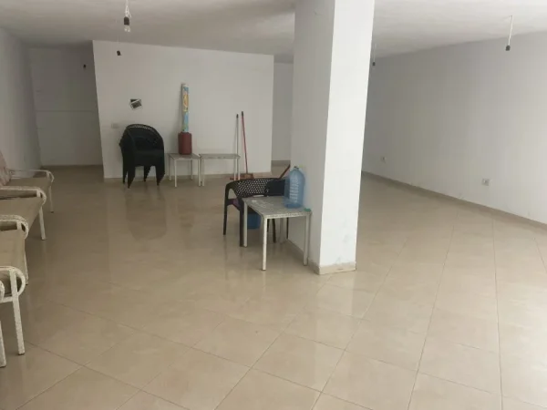 Tirane, jap me qera ambjent biznesi Kati 0, 80 m² 450 Euro (don bosko)