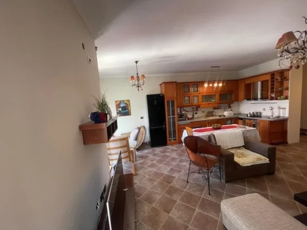 Tirane, jepet me qera apartament 1+1 Kati 8, 85 m² 600 € (Square 21)