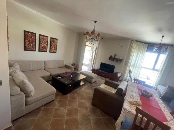 Tirane, jepet me qera apartament 1+1 Kati 8, 85 m² 600 € (Square 21)