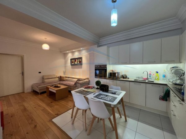 Tirane, jepet me qera apartament 2+1+Ballkon Kati 4, 90 m² 450 € (Unaza e Re)
