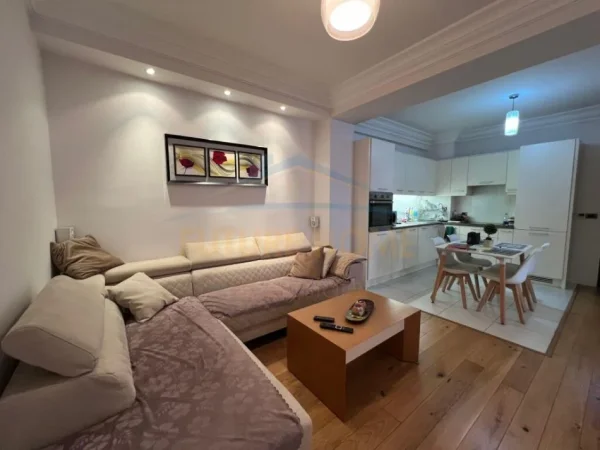 Tirane, jepet me qera apartament 2+1+Ballkon Kati 4, 90 m² 450 € (Unaza e Re)