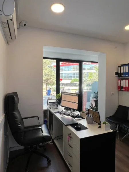 Tirane, jepet me qera zyre Kati 1, 16 m² 400 € (Zog i Zi)
