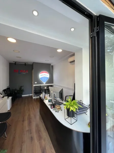 Tirane, jepet me qera zyre Kati 1, 16 m² 400 € (Zog i Zi)