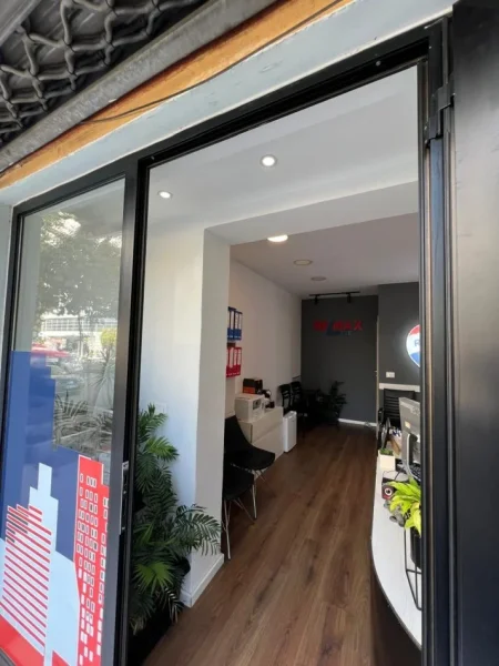 Tirane, jepet me qera zyre Kati 1, 16 m² 400 € (Zog i Zi)