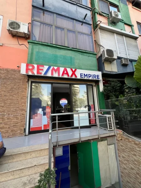 Tirane, jepet me qera zyre Kati 1, 16 m² 400 € (Zog i Zi)