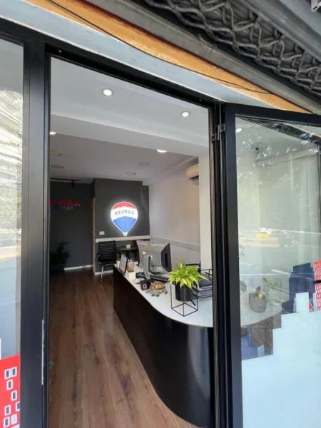 Tirane, jepet me qera zyre Kati 1, 16 m² 400 € (Zog i Zi)