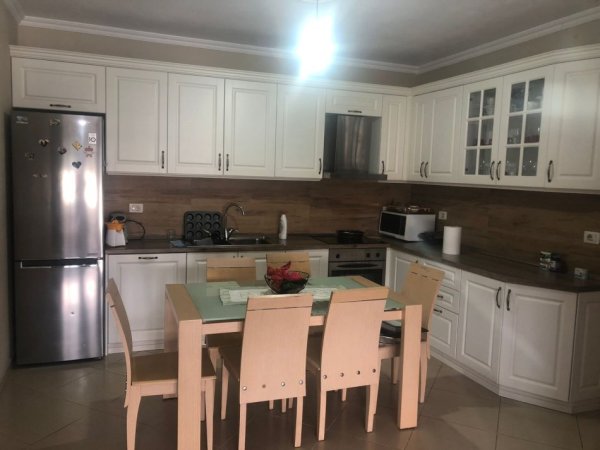 Tirane, Apartament 3+1 me qira Kati 3, 130 m² 550 € ( Astir)