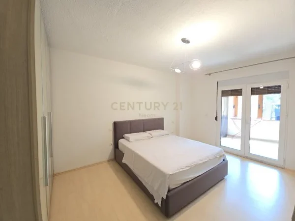 Tirane, jepet me qera apartament 3+1 Kati 3, 125 m² 1.150 € (stacioni i trenit)