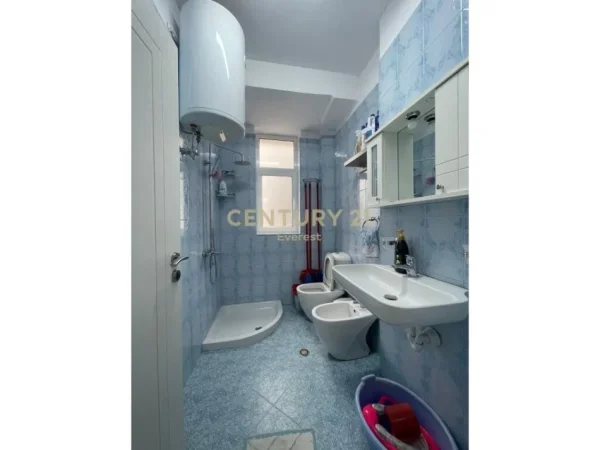 Tirane, jepet me qera apartament 2+1 Kati 3, 69 m² 600 € (vasil shanto)