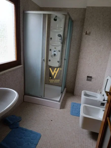 Tirane, jepet me qera shtepi 3+1+Ballkon Kati 0, 190 m² 1.000 € (SELITE)