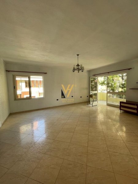Tirane, jepet me qera zyre Kati 2, 156 m² 1.000 € (KOMUNA E PARISIT)