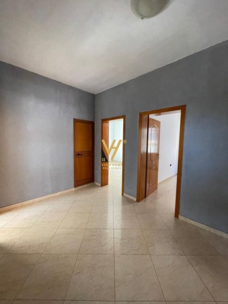 Tirane, jepet me qera zyre Kati 2, 156 m² 1.000 € (KOMUNA E PARISIT)
