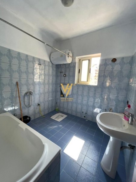 Tirane, jepet me qera zyre Kati 2, 156 m² 1.000 € (KOMUNA E PARISIT)