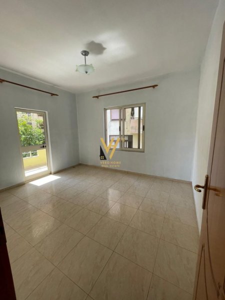 Tirane, jepet me qera zyre Kati 2, 156 m² 1.000 € (KOMUNA E PARISIT)