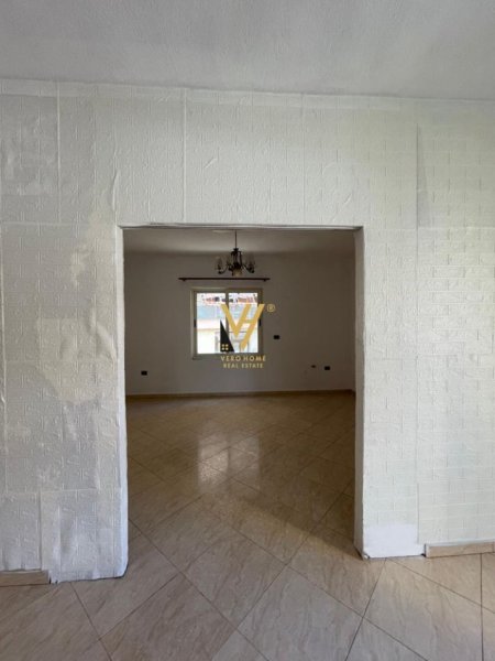 Tirane, jepet me qera zyre Kati 2, 156 m² 1.000 € (KOMUNA E PARISIT)