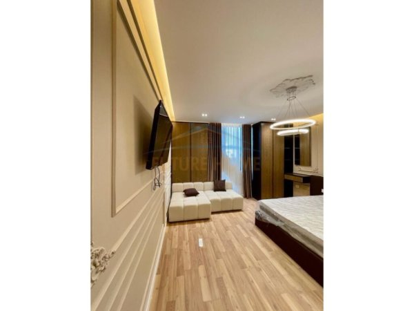 Tirane, jepet me qera garsonier Kati 10, 52 m² 600 € (Square21)