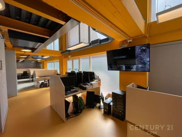 Tirane, jepet me qera ambjent biznesi Kati 0, 600 m² 6.500 € (RRUGA E BARRIKADAVE Tirana, Albania)