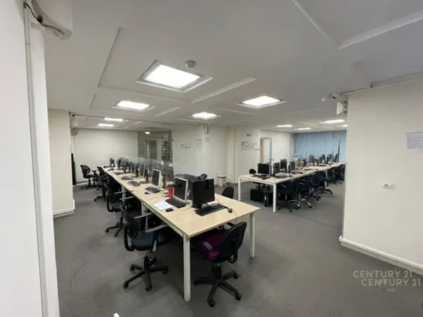 Tirane, jepet me qera ambjent biznesi Kati 2, 275 m² 3.500 € (Bllok)