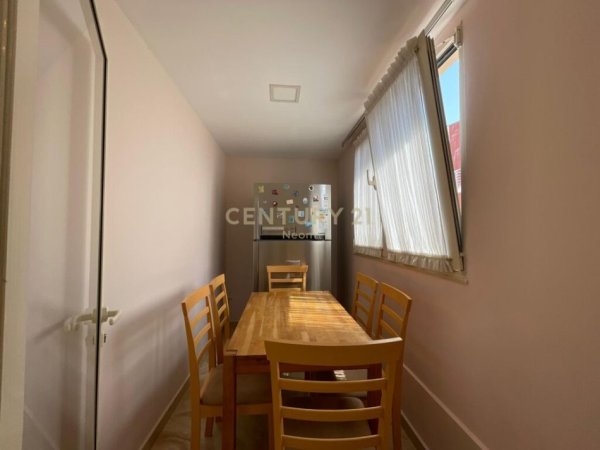 Tirane, jepet me qera apartament 4+1 Kati 4, 227 m² 465.000 € (Liqeni i thate)