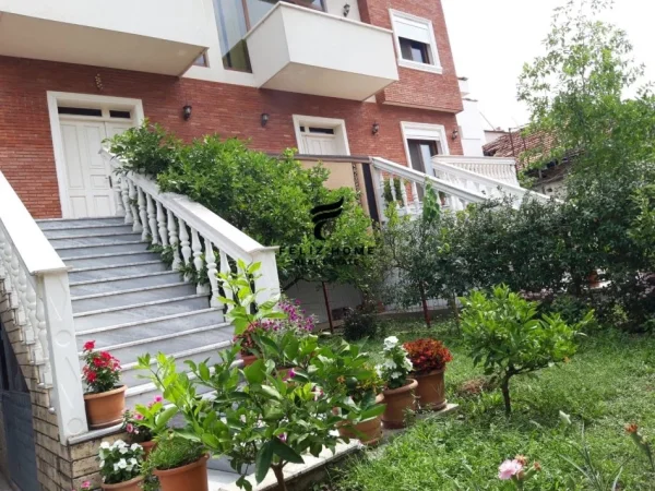 Tirane, jepet me qera Vile 4+1+Ballkon Kati 2, 249 m² 1.400 € (SAUK)