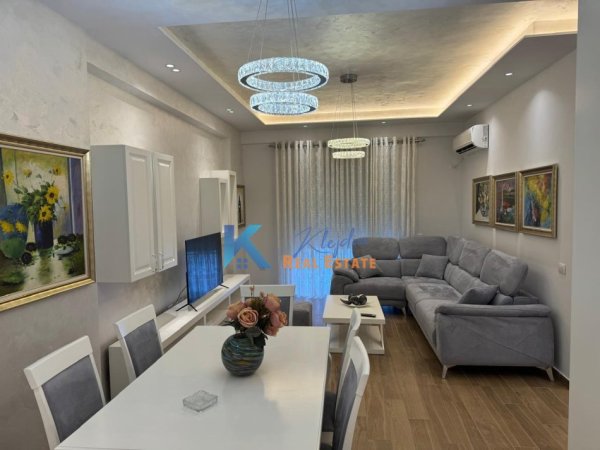 Tirane, jepet me qera apartament 2+1 Kati 4, 110 m² 550 € (Rruga e Kavajes, ne kompleksin Golden Park)