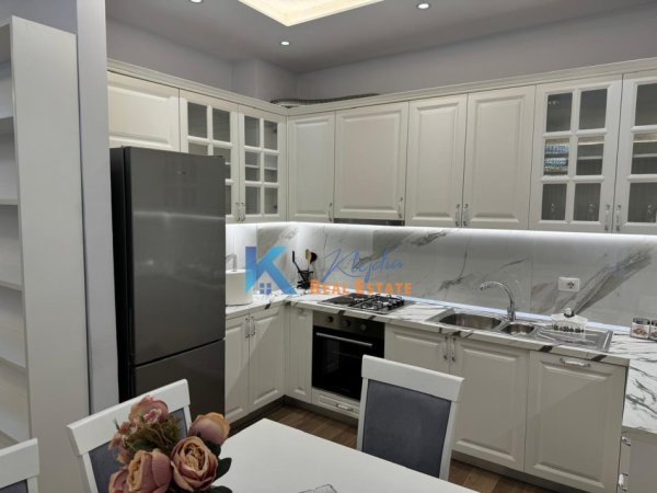 Tirane, jepet me qera apartament 2+1 Kati 4, 110 m² 550 € (Rruga e Kavajes, ne kompleksin Golden Park)