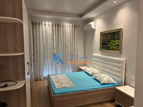 Tirane, jepet me qera apartament 2+1 Kati 4, 110 m² 550 € (Rruga e Kavajes, ne kompleksin Golden Park)
