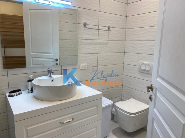 Tirane, jepet me qera apartament 2+1 Kati 4, 110 m² 550 € (Rruga e Kavajes, ne kompleksin Golden Park)