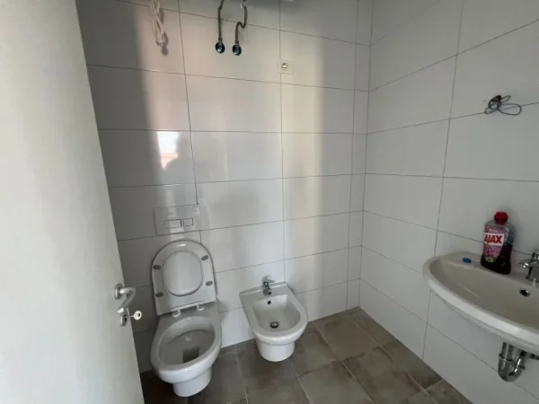 Tirane, jepet me qera apartament 2+1+post parkingu Kati 1, 98 m² 700 € (Jordan Misja)