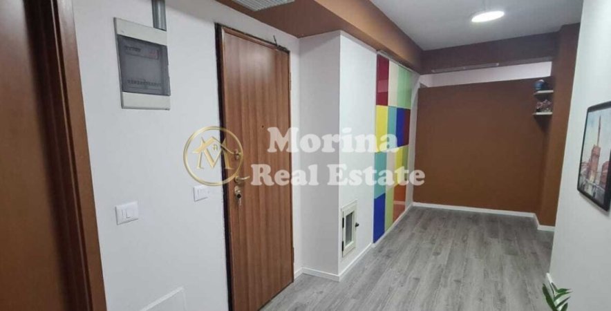 Tirane, jepet me qera ambjent biznesi Kati 2, 200 m² 3.000 € (Sheshi Willson)