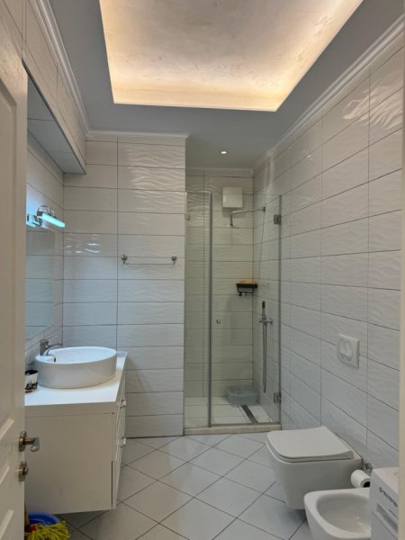 Durres, jepet me qera apartament 2+1+Ballkon Kati 4, 100 m² 550 € (GOLDEN PARK)