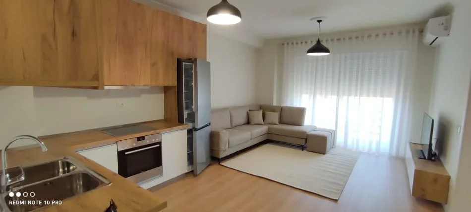 Tirane, jepet me qera apartament 2+1+Ballkon Kati 7, 90 m² 600 € (QYTET STUDENTI)