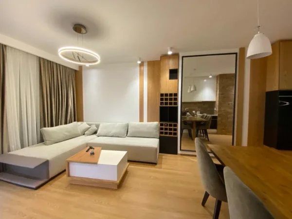 Tirane, jepet me qera apartament 2+1+Ballkon , 650 € (Siri Kodra)