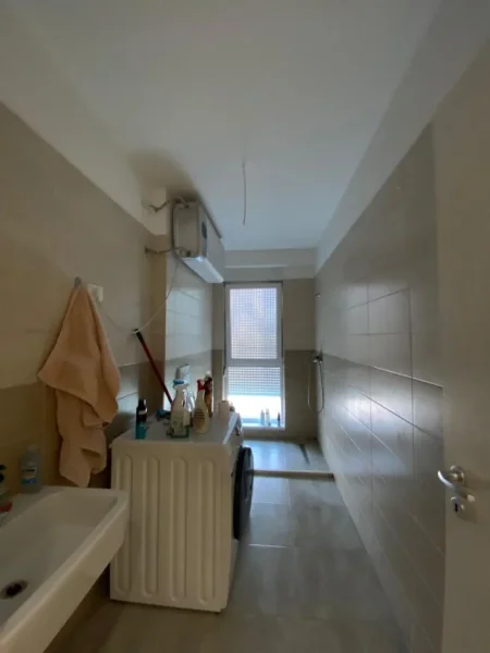 Tirane, jepet me qera apartament 2+1+Ballkon , 650 € (Siri Kodra)