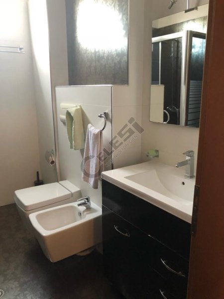 Tirane, jepet me qera apartament 2+1+Ballkon Kati 5, 90 m² 600 € (RRUGA E DIBRES)