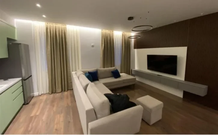 Tirane, jepet me qera 2+1+Ballkon Kati 4, 100 m² 700 € (Liqeni i Thate)