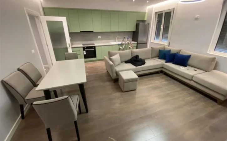 Tirane, jepet me qera 2+1+Ballkon Kati 4, 100 m² 700 € (Liqeni i Thate)