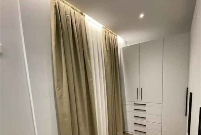 Tirane, jepet me qera 2+1+Ballkon Kati 4, 100 m² 700 € (Liqeni i Thate)