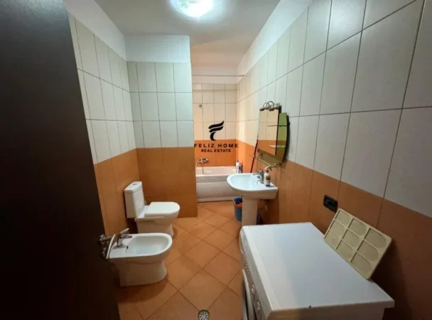 Tirane, jepet me qera apartament 1+1 Kati 5, 90 m² 700 € (SHESHI WILLSON)