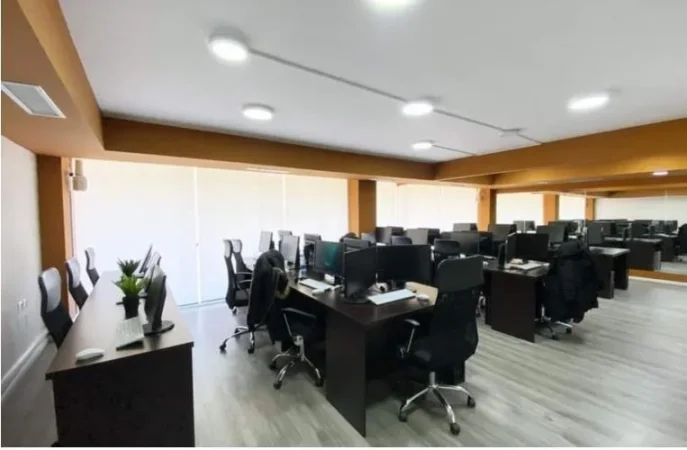 Tirane, jepet me qera ambjent biznesi Kati 1, 194 m² 3.500 € (Sami Frasheri)