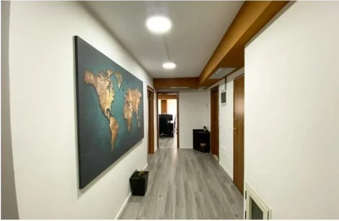 Tirane, jepet me qera ambjent biznesi Kati 1, 194 m² 3.500 € (Sami Frasheri)