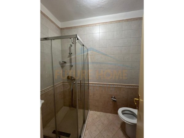 Tirane, jepet me qera apartament 2+1+2 Kati 8, 160 m² 800 € (Blloku)