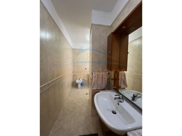 Tirane, jepet me qera apartament 2+1+2 Kati 8, 160 m² 800 € (Blloku)