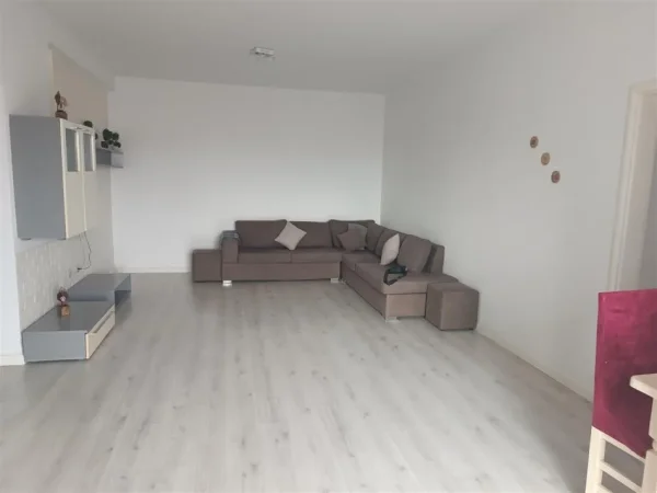 Tirane, jepet me qera apartament 3+1 Kati 5, 175 m² 500 € (Yrshek)