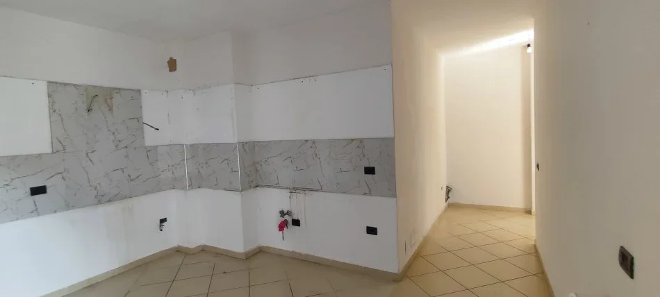 Tirane, jepet me qera zyre Kati 4, 110 m² 700 € Rruga (Kosovareve)