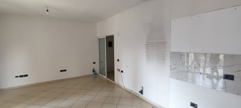 Tirane, jepet me qera zyre Kati 4, 110 m² 700 € Rruga (Kosovareve)