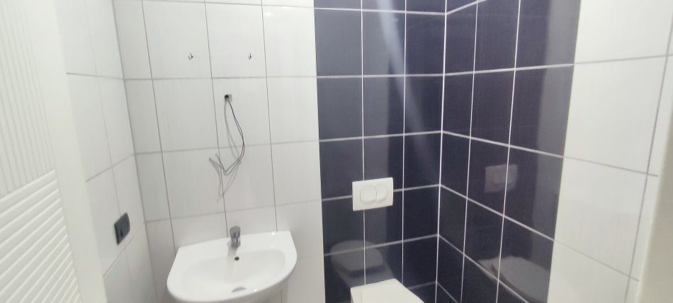 Tirane, jepet me qera zyre Kati 4, 110 m² 700 € Rruga (Kosovareve)