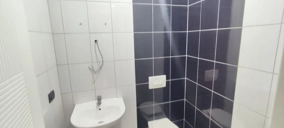 Tirane, jepet me qera zyre Kati 4, 110 m² 700 € Rruga (Kosovareve)