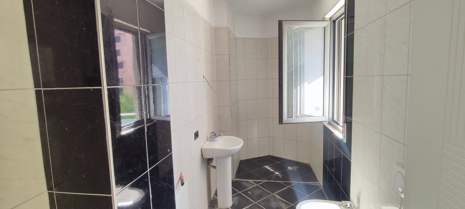 Tirane, jepet me qera zyre Kati 4, 110 m² 700 € Rruga (Kosovareve)